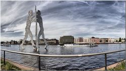 Berlin Molecularman auf der Spree Treptow3